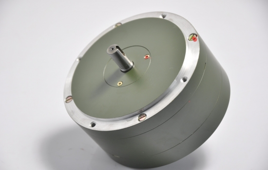 為什么力矩電機(jī)的直接驅(qū)動(dòng)是實(shí)現(xiàn)高速遠(yuǎn)動(dòng)旋轉(zhuǎn)呢？